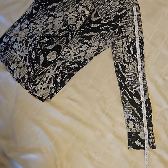 Joe Fresh Snakeskin Print Long Sleeves Button-Down Shirt Black/ Gray XS - Picture 10 of 16